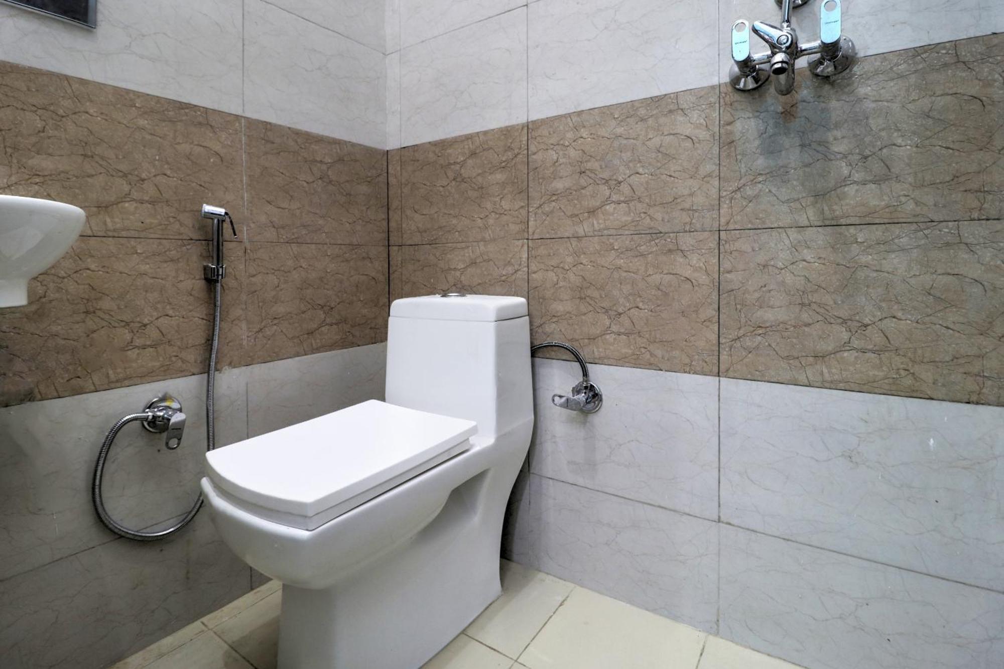 Hotel O 71370 White House Garhi Harsaru Esterno foto