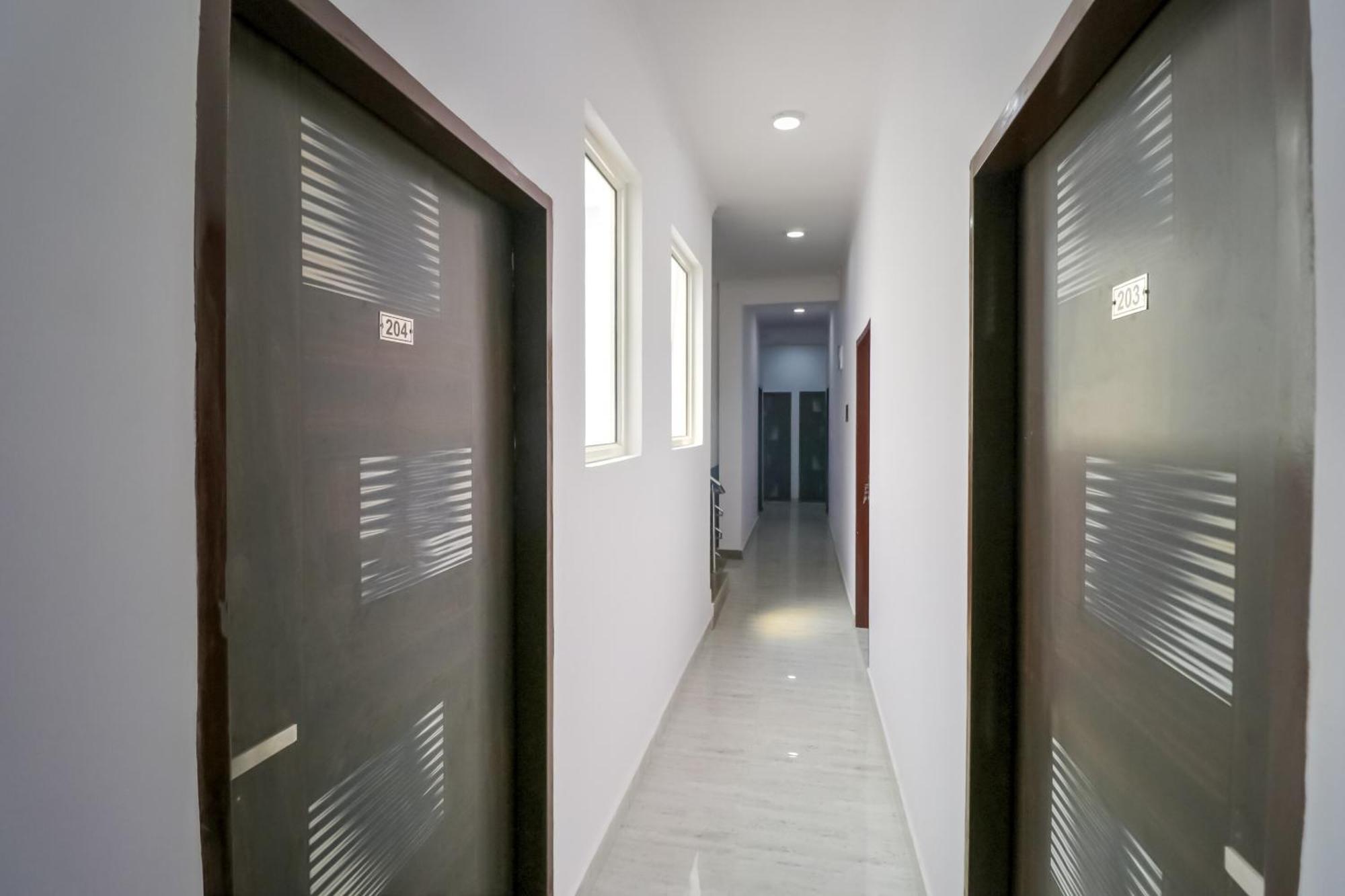Hotel O 71370 White House Garhi Harsaru Esterno foto