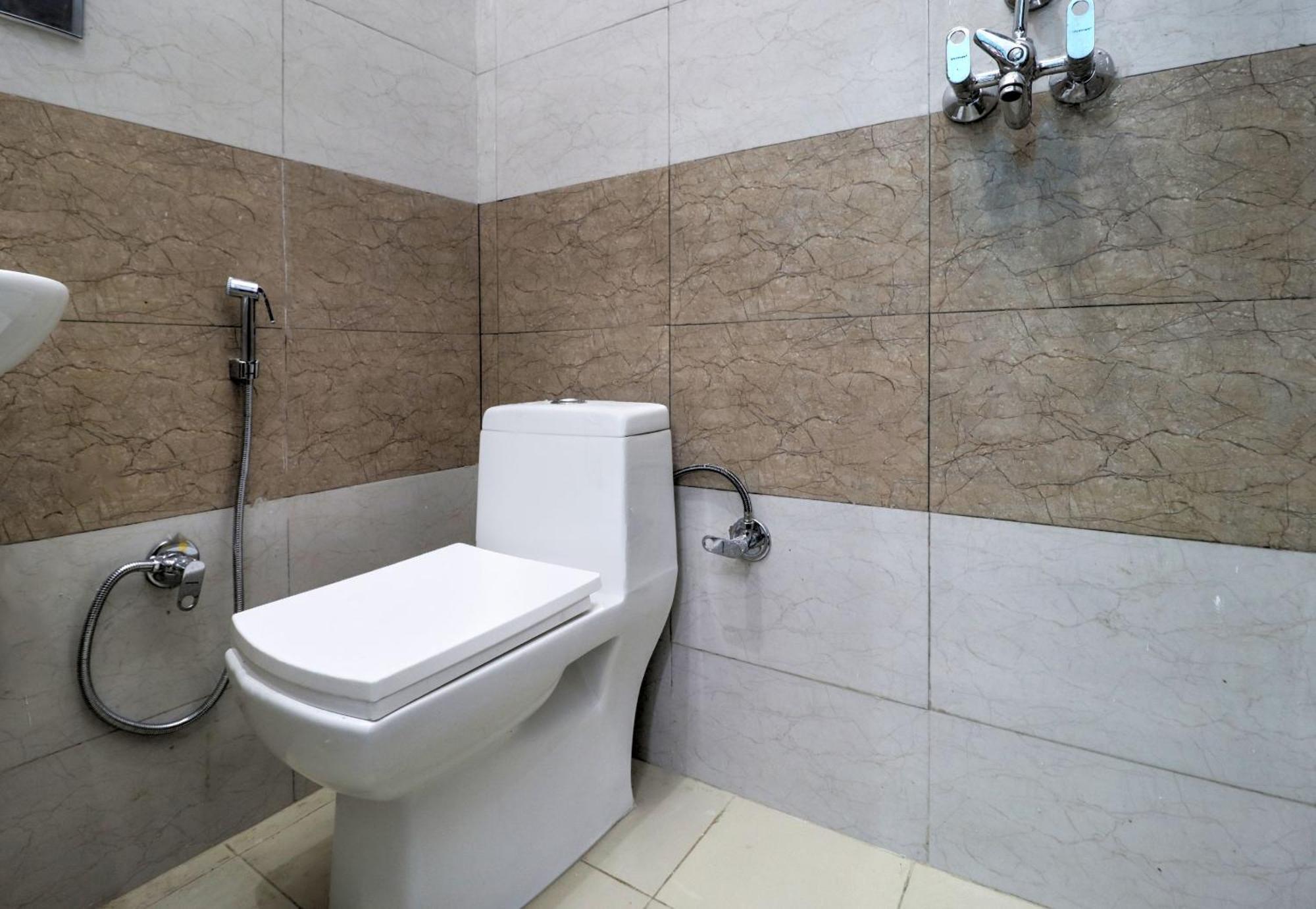 Hotel O 71370 White House Garhi Harsaru Esterno foto